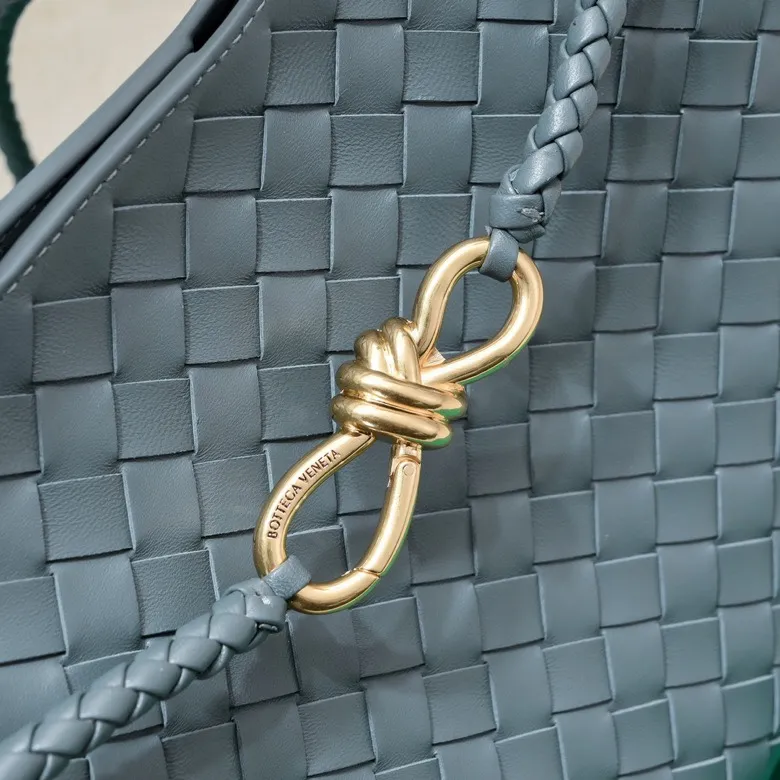 The 2023 new Andiamo batch of 2260 BV has been shipped‼ ️Really popular🔥The new Andiamo woven handbag launched by Bottega Veneta this season is really popular all over the world! ! Celebrities at home and abroad have worn it, and Oscar-winning actress Michelle Yeoh has taken it out on the street. Song Jia, Trai Yara, Yu Feihong, Sanji Ayaka, Rosie Hunting-Whiteley, Yoshioka Riho, etc. have all picked up this bag. It is classic and versatile, showing off its temperament, and the bag capacity is also large, which is very convenient for daily commuting! ! A variety of carrying methods, the shoulder straps can be adjusted by yourself, the original lambskin feels soft and delicate, and the unisex style breaks gender boundaries and brings a more practical and longer-lasting use experience. Andiamo, which has both elegant and casual styles, perfectly interprets the true appearance of "fashionable old money style". Style number: 8463 Size: 32*24*12